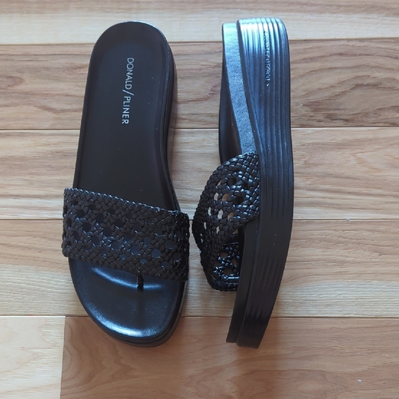 Donald J. Pliner Women's Black Sandals - Picture 2 of 3